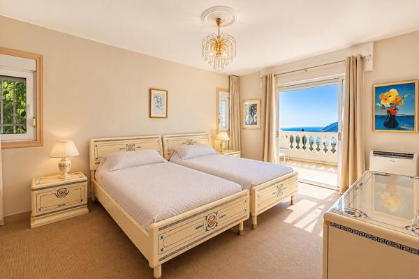 VILLA D'EXCEPTION DE 287 M² - VUE MER - PISCINE À DÉBORDEMENT