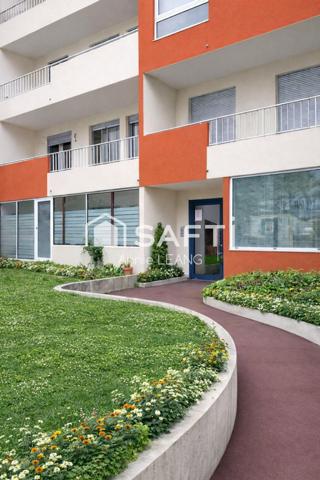 Appartement 2 pièces de 59 m² avec loggia et parking, ravalement récent, idéal résidence principale ou profession libérale.