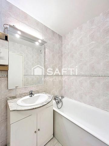 Appartement 2 pièces de 59 m² avec loggia et parking, ravalement récent, idéal résidence principale ou profession libérale.