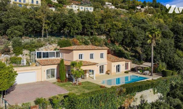 À vendre – Superbe villa avec piscine, vue panoramique mer et lac de Saint-Cassien.