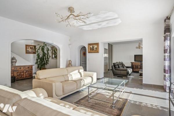 À vendre – Superbe villa avec piscine, vue panoramique mer et lac de Saint-Cassien.