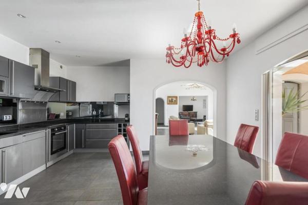 À vendre – Superbe villa avec piscine, vue panoramique mer et lac de Saint-Cassien.