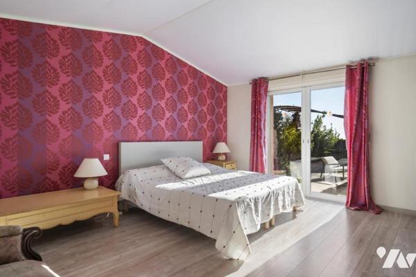 À vendre – Superbe villa avec piscine, vue panoramique mer et lac de Saint-Cassien.