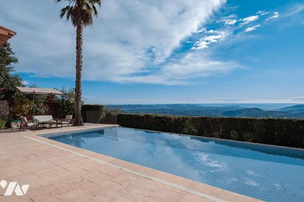À vendre – Superbe villa avec piscine, vue panoramique mer et lac de Saint-Cassien.