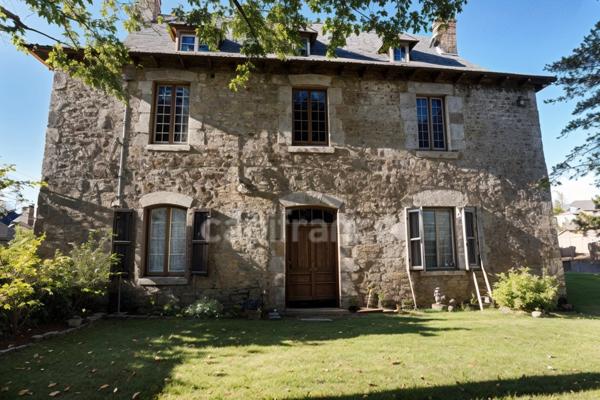Maison de Maître du XVIIIe siècle avec dépendances et terrain – Puycapel (15)