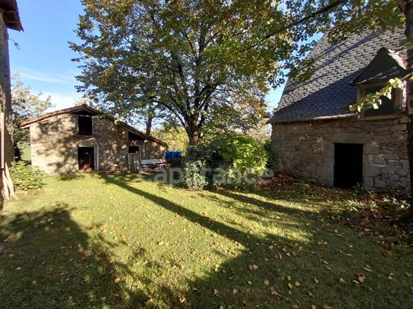 Maison de Maître du XVIIIe siècle avec dépendances et terrain – Puycapel (15)