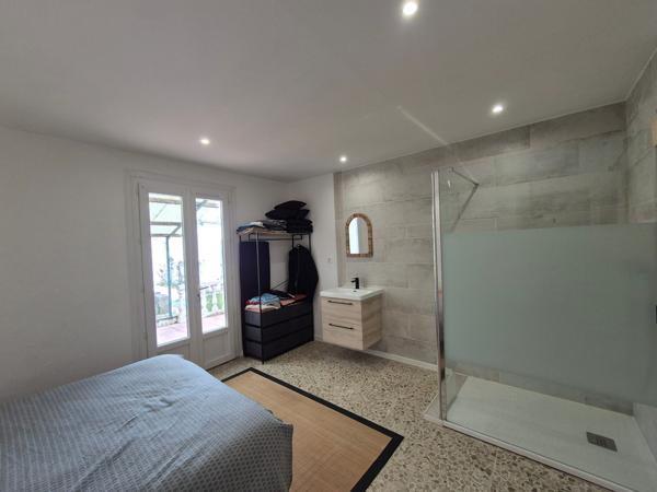 Très belle maison de 118m2 avec dépendance à rénover et abri de jardin sise sur un terrain arboré d'environ 3000m2.