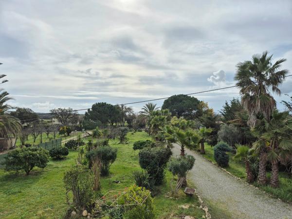 Très belle maison de 118m2 avec dépendance à rénover et abri de jardin sise sur un terrain arboré d'environ 3000m2.