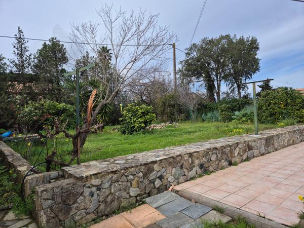 Très belle maison de 118m2 avec dépendance à rénover et abri de jardin sise sur un terrain arboré d'environ 3000m2.