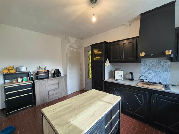 Très belle maison de 118m2 avec dépendance à rénover et abri de jardin sise sur un terrain arboré d'environ 3000m2.