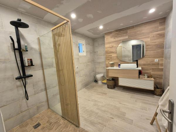 Très belle maison de 118m2 avec dépendance à rénover et abri de jardin sise sur un terrain arboré d'environ 3000m2.