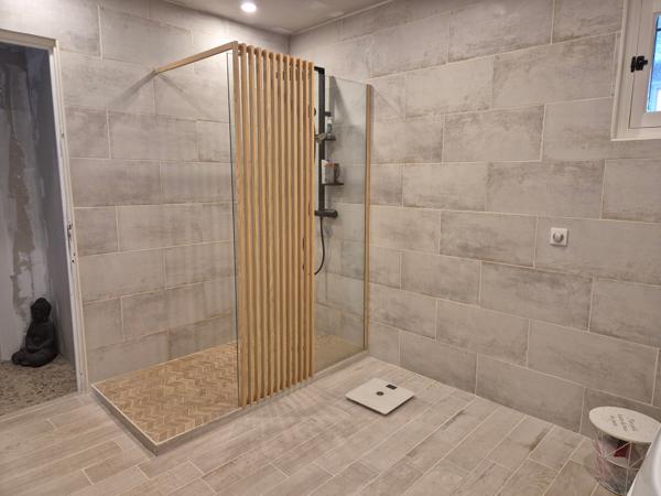 Très belle maison de 118m2 avec dépendance à rénover et abri de jardin sise sur un terrain arboré d'environ 3000m2.