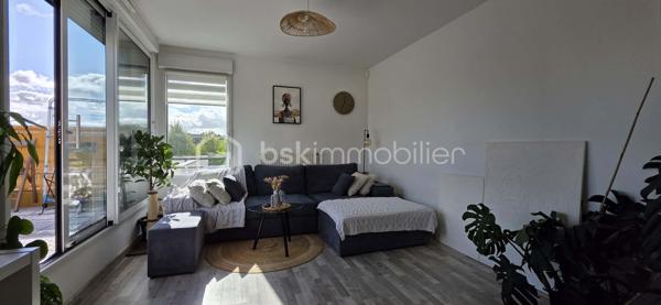 Sous offre ! Seulement chez BSK Immobilier ! A vendre, Amiens-Sud, non loin de la rue de Rouen, au pied des commerces, beau duplex dans Résidence construite en 2015. Venez découvrir ce superbe appartement situé au 1e étage sans ascenseur d'une copropriété sans travaux de 4 lots. L'entrée avec placard intégré dessert 2 chambres de 12.5 et 10 m², une salle de bain de plus de 8 m² et un WC séparé. Au premier étage, vous bénéficierez d’une pièce de vie lumineuse d'environ 30 m² avec cuisine équipée semi ouverte et accès à la superbe terrasse sans vis-à-vis d'environ 15 m² avec une vue dégagée et espace vert. Ce bien est vendu avec 2 places de stationnement aériennes. L'appartement est impeccable et ne nécessite pas de travaux. Chauffage gaz. Charges de copropriété mensuelles d’environ 50 € comprenant l’entretien des communs, le syndic … Taxe foncière 2026 : 1500 €. Fenêtres double vitrages avec volets roulants. 
A voir absolument ! Appelez-moi ! Sera dispo au plus tard au 1er Août 2027.
Prix de vente : 192 000 € frais d’agence compris