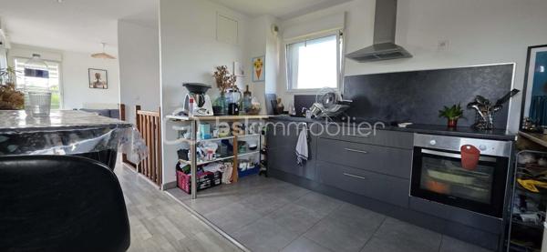 Sous offre ! Seulement chez BSK Immobilier ! A vendre, Amiens-Sud, non loin de la rue de Rouen, au pied des commerces, beau duplex dans Résidence construite en 2015. Venez découvrir ce superbe appartement situé au 1e étage sans ascenseur d'une copropriété sans travaux de 4 lots. L'entrée avec placard intégré dessert 2 chambres de 12.5 et 10 m², une salle de bain de plus de 8 m² et un WC séparé. Au premier étage, vous bénéficierez d’une pièce de vie lumineuse d'environ 30 m² avec cuisine équipée semi ouverte et accès à la superbe terrasse sans vis-à-vis d'environ 15 m² avec une vue dégagée et espace vert. Ce bien est vendu avec 2 places de stationnement aériennes. L'appartement est impeccable et ne nécessite pas de travaux. Chauffage gaz. Charges de copropriété mensuelles d’environ 50 € comprenant l’entretien des communs, le syndic … Taxe foncière 2026 : 1500 €. Fenêtres double vitrages avec volets roulants. 
A voir absolument ! Appelez-moi ! Sera dispo au plus tard au 1er Août 2027.
Prix de vente : 192 000 € frais d’agence compris
