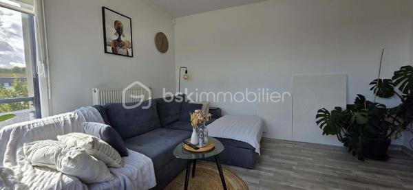 Sous offre ! Seulement chez BSK Immobilier ! A vendre, Amiens-Sud, non loin de la rue de Rouen, au pied des commerces, beau duplex dans Résidence construite en 2015. Venez découvrir ce superbe appartement situé au 1e étage sans ascenseur d'une copropriété sans travaux de 4 lots. L'entrée avec placard intégré dessert 2 chambres de 12.5 et 10 m², une salle de bain de plus de 8 m² et un WC séparé. Au premier étage, vous bénéficierez d’une pièce de vie lumineuse d'environ 30 m² avec cuisine équipée semi ouverte et accès à la superbe terrasse sans vis-à-vis d'environ 15 m² avec une vue dégagée et espace vert. Ce bien est vendu avec 2 places de stationnement aériennes. L'appartement est impeccable et ne nécessite pas de travaux. Chauffage gaz. Charges de copropriété mensuelles d’environ 50 € comprenant l’entretien des communs, le syndic … Taxe foncière 2026 : 1500 €. Fenêtres double vitrages avec volets roulants. 
A voir absolument ! Appelez-moi ! Sera dispo au plus tard au 1er Août 2027.
Prix de vente : 192 000 € frais d’agence compris