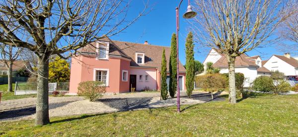 Maison indépendante - Beaux volumes - proximité école et commerces - Rouillon