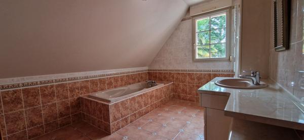 Maison indépendante - Beaux volumes - proximité école et commerces - Rouillon