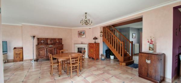 Maison indépendante - Beaux volumes - proximité école et commerces - Rouillon