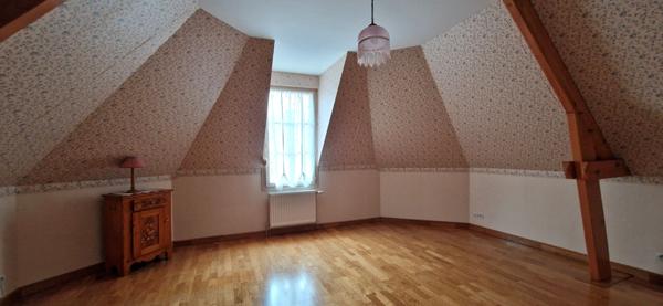 Maison indépendante - Beaux volumes - proximité école et commerces - Rouillon