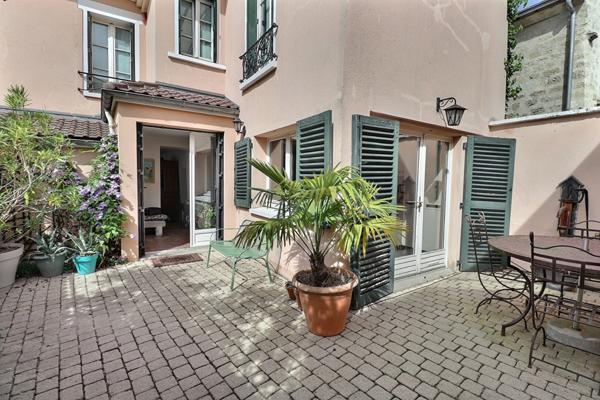 Bien de charme avec terrasse et vue sur l'église ? Quartier historique