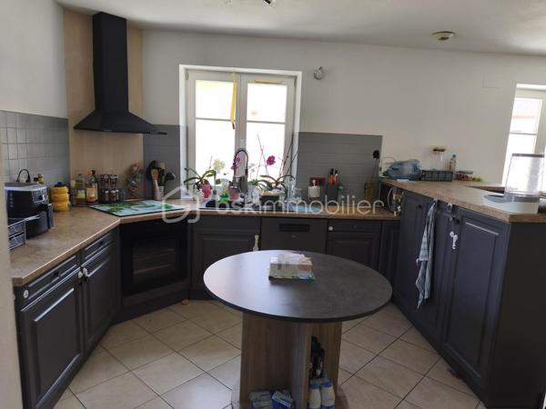 BSK immobilier vous propose de découvrir en exclusivité  ce magnifique appartement de 110 m², offrant de beaux volumes et une agréable luminosité.

Il se compose de :

3 belles chambres, idéales pour une famille ou un espace de télétravail.
Une cuisine équipée ouverte sur un vaste séjour lumineux créant un espace de vie convivial et chaleureux parfait pour recevoir famille et amis.

De nombreux espaces de rangement et une distribution fonctionnelle des pièces.

Situé dans un environnement calme, tout en étant à proximité immédiate des commerces, des écoles et des transports, cet appartement réunit confort, praticité et qualité de vie.

Grâce à ses belles surfaces et à sa luminosité, il constitue une opportunité idéale pour une résidence principale ou un investissement.

À visiter sans tarder ! Contactez-nous pour plus d'informations ou pour organiser une visite.

Dominique BSK IMMOBILIER
06.21.07.20.36
