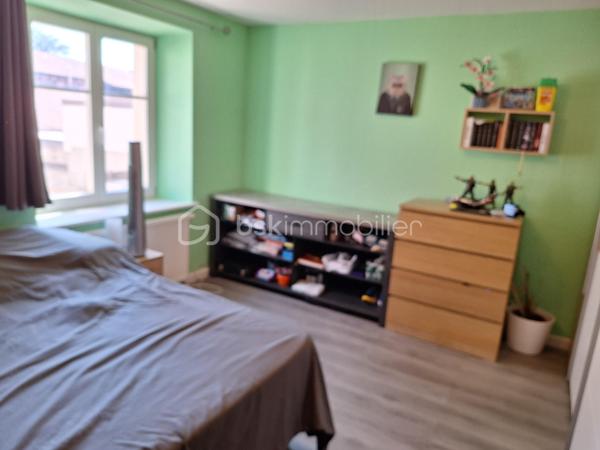 BSK immobilier vous propose de découvrir en exclusivité  ce magnifique appartement de 110 m², offrant de beaux volumes et une agréable luminosité.

Il se compose de :

3 belles chambres, idéales pour une famille ou un espace de télétravail.
Une cuisine équipée ouverte sur un vaste séjour lumineux créant un espace de vie convivial et chaleureux parfait pour recevoir famille et amis.

De nombreux espaces de rangement et une distribution fonctionnelle des pièces.

Situé dans un environnement calme, tout en étant à proximité immédiate des commerces, des écoles et des transports, cet appartement réunit confort, praticité et qualité de vie.

Grâce à ses belles surfaces et à sa luminosité, il constitue une opportunité idéale pour une résidence principale ou un investissement.

À visiter sans tarder ! Contactez-nous pour plus d'informations ou pour organiser une visite.

Dominique BSK IMMOBILIER
06.21.07.20.36