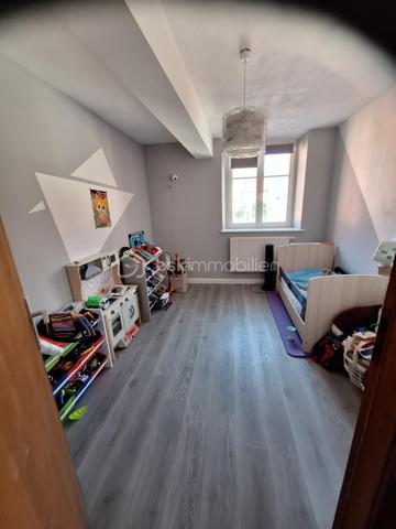 BSK immobilier vous propose de découvrir en exclusivité  ce magnifique appartement de 110 m², offrant de beaux volumes et une agréable luminosité.

Il se compose de :

3 belles chambres, idéales pour une famille ou un espace de télétravail.
Une cuisine équipée ouverte sur un vaste séjour lumineux créant un espace de vie convivial et chaleureux parfait pour recevoir famille et amis.

De nombreux espaces de rangement et une distribution fonctionnelle des pièces.

Situé dans un environnement calme, tout en étant à proximité immédiate des commerces, des écoles et des transports, cet appartement réunit confort, praticité et qualité de vie.

Grâce à ses belles surfaces et à sa luminosité, il constitue une opportunité idéale pour une résidence principale ou un investissement.

À visiter sans tarder ! Contactez-nous pour plus d'informations ou pour organiser une visite.

Dominique BSK IMMOBILIER
06.21.07.20.36