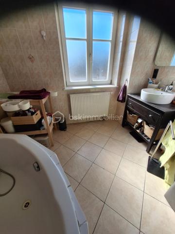 BSK immobilier vous propose de découvrir en exclusivité  ce magnifique appartement de 110 m², offrant de beaux volumes et une agréable luminosité.

Il se compose de :

3 belles chambres, idéales pour une famille ou un espace de télétravail.
Une cuisine équipée ouverte sur un vaste séjour lumineux créant un espace de vie convivial et chaleureux parfait pour recevoir famille et amis.

De nombreux espaces de rangement et une distribution fonctionnelle des pièces.

Situé dans un environnement calme, tout en étant à proximité immédiate des commerces, des écoles et des transports, cet appartement réunit confort, praticité et qualité de vie.

Grâce à ses belles surfaces et à sa luminosité, il constitue une opportunité idéale pour une résidence principale ou un investissement.

À visiter sans tarder ! Contactez-nous pour plus d'informations ou pour organiser une visite.

Dominique BSK IMMOBILIER
06.21.07.20.36