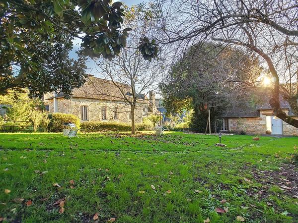 Propriété à Turenne au pied du château - Une maison d'habitation principale - 1 gite avec 5 chambres - parking - garage