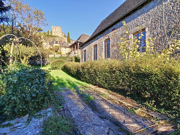 Propriété à Turenne au pied du château - Une maison d'habitation principale - 1 gite avec 5 chambres - parking - garage