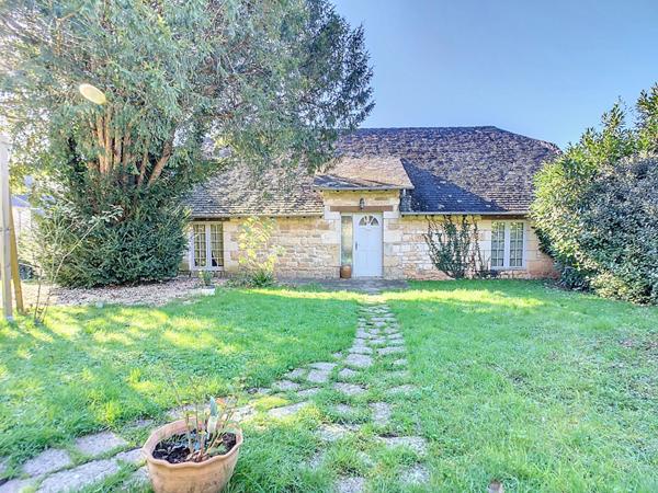 Propriété à Turenne au pied du château - Une maison d'habitation principale - 1 gite avec 5 chambres - parking - garage