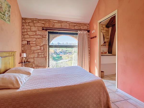 Propriété à Turenne au pied du château - Une maison d'habitation principale - 1 gite avec 5 chambres - parking - garage