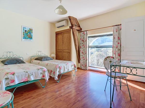 Propriété à Turenne au pied du château - Une maison d'habitation principale - 1 gite avec 5 chambres - parking - garage