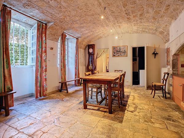 Propriété à Turenne au pied du château - Une maison d'habitation principale - 1 gite avec 5 chambres - parking - garage