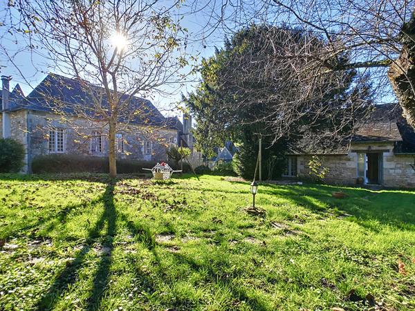 Propriété à Turenne au pied du château - Une maison d'habitation principale - 1 gite avec 5 chambres - parking - garage