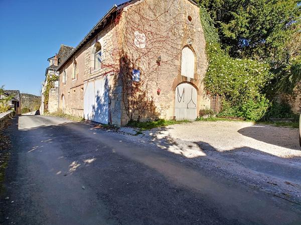 Propriété à Turenne au pied du château - Une maison d'habitation principale - 1 gite avec 5 chambres - parking - garage