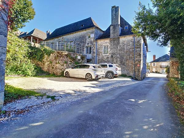 Propriété à Turenne au pied du château - Une maison d'habitation principale - 1 gite avec 5 chambres - parking - garage