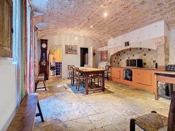 Propriété à Turenne au pied du château - Une maison d'habitation principale - 1 gite avec 5 chambres - parking - garage