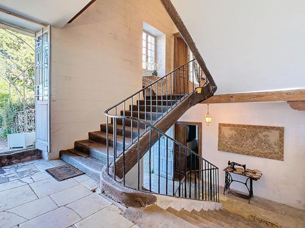 Propriété à Turenne au pied du château - Une maison d'habitation principale - 1 gite avec 5 chambres - parking - garage