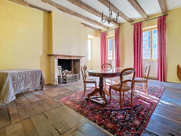 Propriété à Turenne au pied du château - Une maison d'habitation principale - 1 gite avec 5 chambres - parking - garage