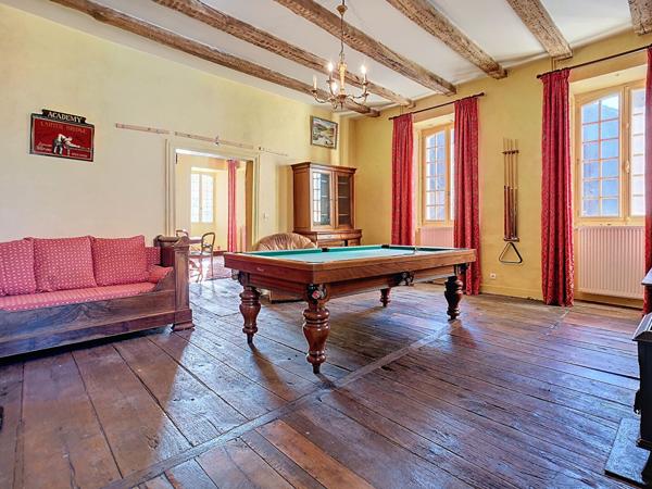 Propriété à Turenne au pied du château - Une maison d'habitation principale - 1 gite avec 5 chambres - parking - garage