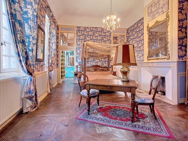 Propriété à Turenne au pied du château - Une maison d'habitation principale - 1 gite avec 5 chambres - parking - garage