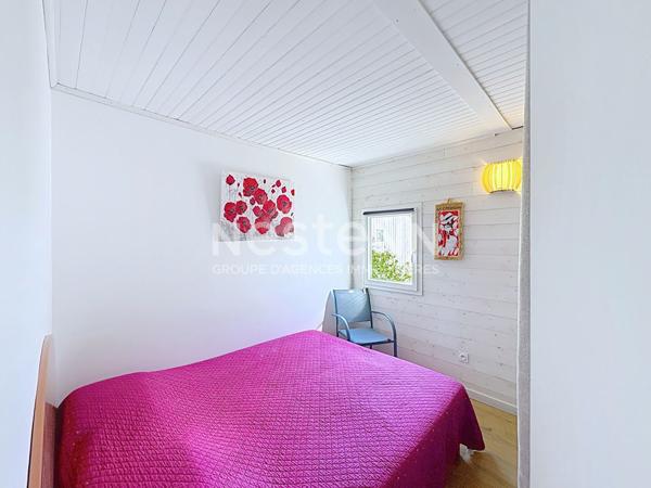 Chalet entièrement rénové à Gruissan de 84 m² avec terrasse de 23 m² sur un terrain de 132 m² en pleine propriété avec ox.