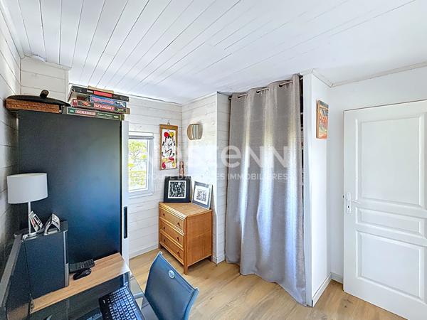 Chalet entièrement rénové à Gruissan de 84 m² avec terrasse de 23 m² sur un terrain de 132 m² en pleine propriété avec ox.