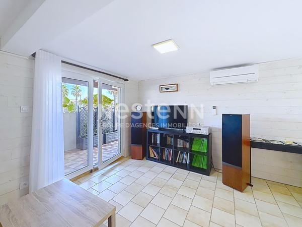 Chalet entièrement rénové à Gruissan de 84 m² avec terrasse de 23 m² sur un terrain de 132 m² en pleine propriété avec ox.