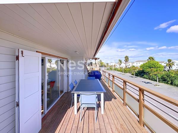 Chalet entièrement rénové à Gruissan de 84 m² avec terrasse de 23 m² sur un terrain de 132 m² en pleine propriété avec ox.