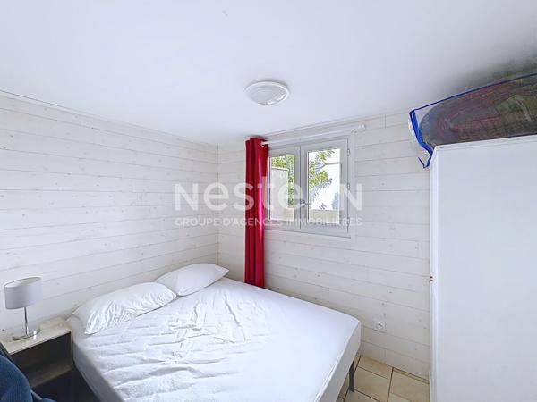 Chalet entièrement rénové à Gruissan de 84 m² avec terrasse de 23 m² sur un terrain de 132 m² en pleine propriété avec ox.