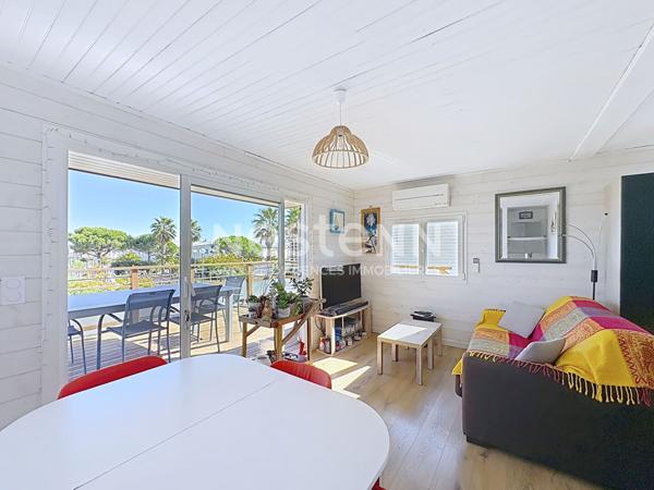 Chalet entièrement rénové à Gruissan de 84 m² avec terrasse de 23 m² sur un terrain de 132 m² en pleine propriété avec ox.