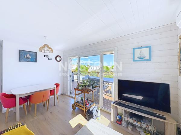 Chalet entièrement rénové à Gruissan de 84 m² avec terrasse de 23 m² sur un terrain de 132 m² en pleine propriété avec ox.