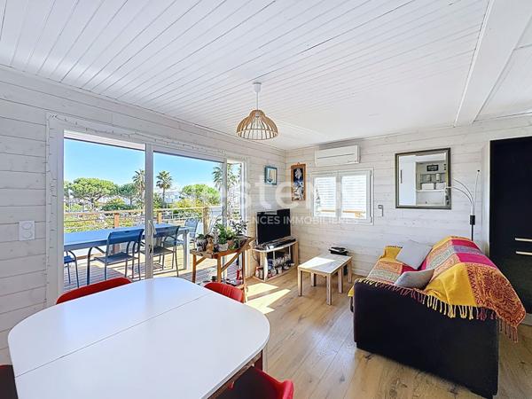 Chalet entièrement rénové à Gruissan de 84 m² avec terrasse de 23 m² sur un terrain de 132 m² en pleine propriété avec ox.